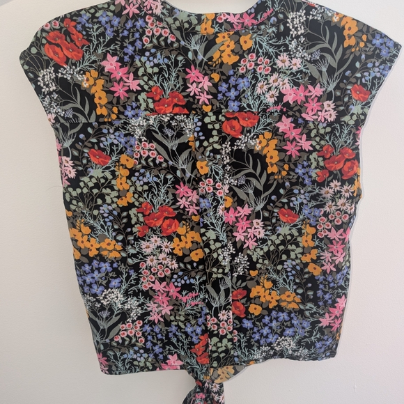 Dynamite Floral Women's Top - Picture 2 of 2